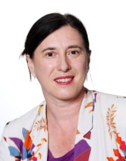 Cécile Escobar Adjointe au maire déléguée à la jeunesse Conseillère communautaire à la Communauté d'agglomération de Cergy-Pontoise Élue de proximité du quartier Orée du bois