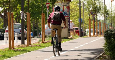 Cycliste sur la piste cyclable de l’avenue de l’Embellie à Cergy
