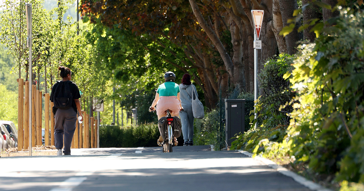 Cyclistes et piétons circulant sur la piste cyclable de l’avenue de l’Embellie à Cergy